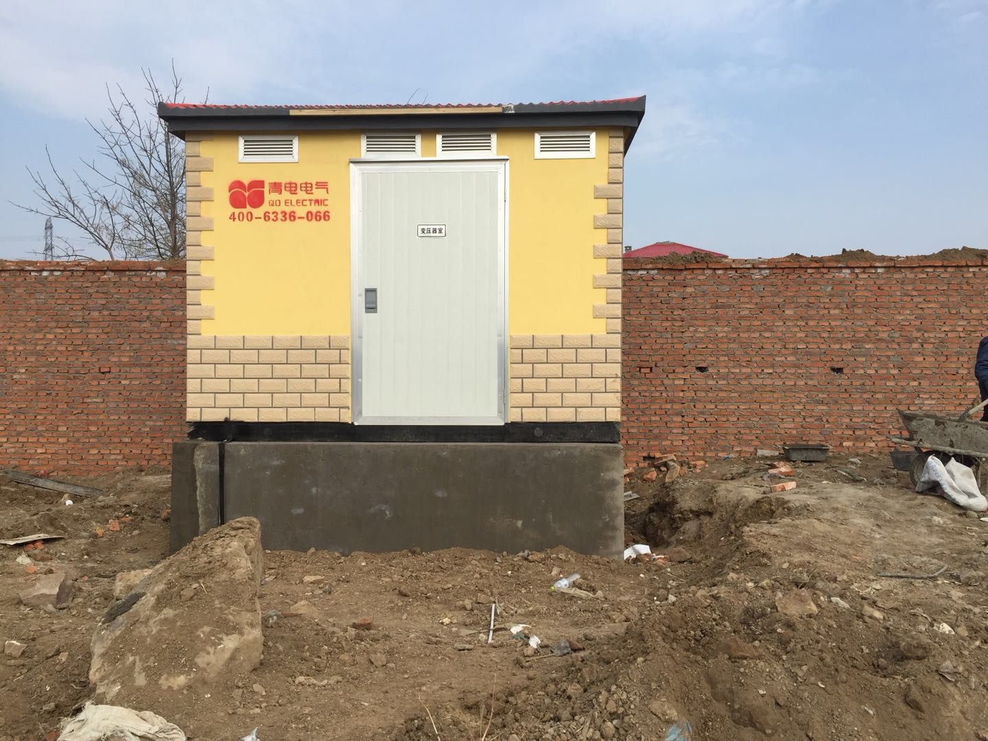 公司生產青島錦潤豐新材料250KVN景觀式箱變就位現(xiàn)場