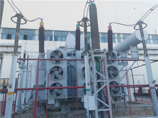 我公司承接龍口南山集團(tuán)SFP11-400000/220KVA超高壓電力變壓器維護(hù)保養(yǎng)現(xiàn)場(chǎng)。