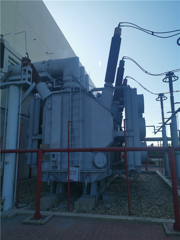 我公司承接龍口南山集團(tuán)SFP11-400000/220KVA超高壓電力變壓器維護(hù)保養(yǎng)現(xiàn)場(chǎng)。